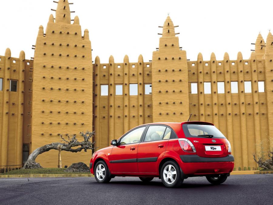  Kia Rio Hatchback 2005 года  (фото 27 из 39)